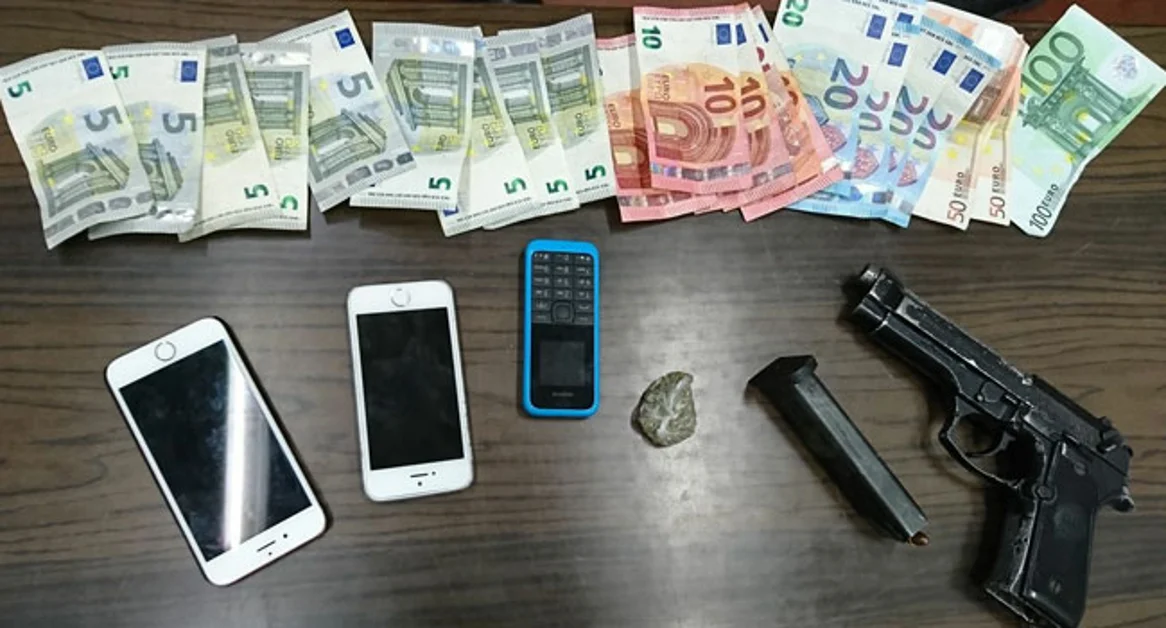 Torre Annunziata - Pistola carica in auto, droga e banconote: due arresti della GdF