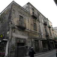 Palazzo pericolante, chiuso corso Vittorio Emanuele