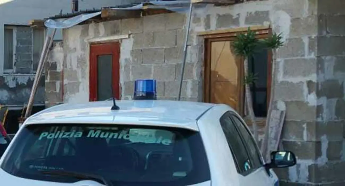 Torre Annunziata - Rom nell'ex scuola Morrone, altro sequestro di una casetta abusiva