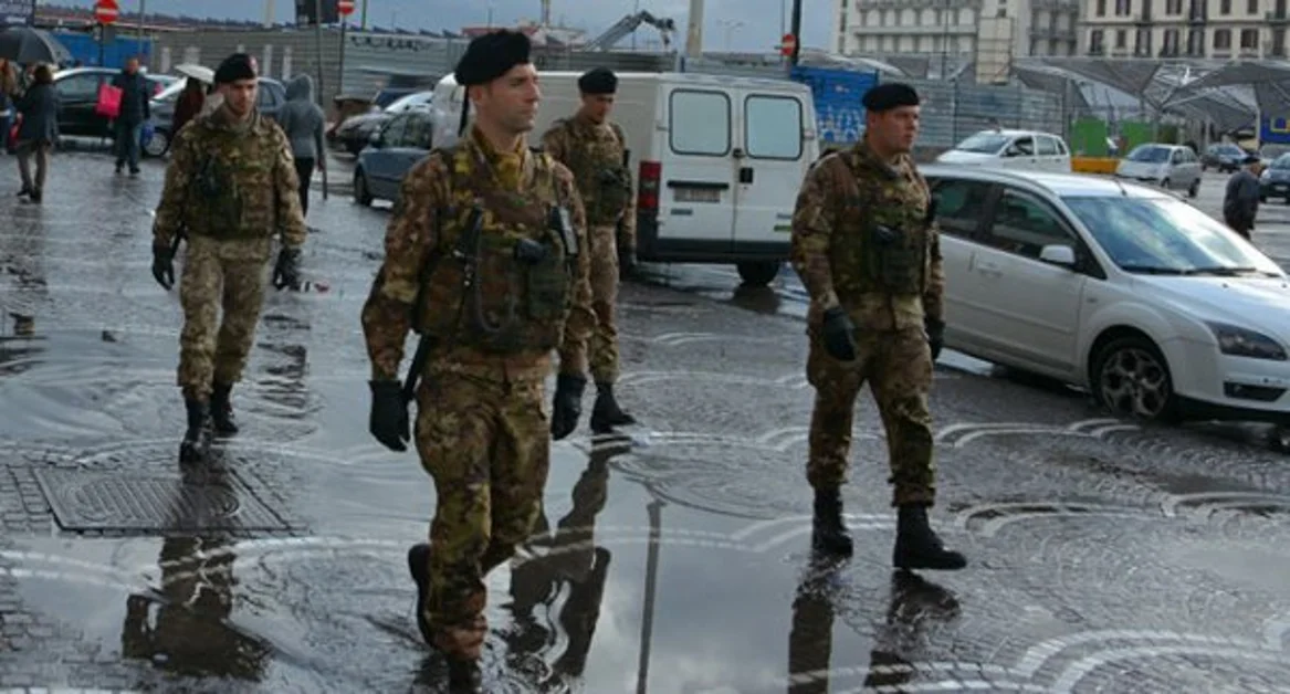Napoli - Tenta di togliersi la vita tagliandosi le vene ai polsi, salvato dai militari dell'Esercito