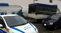 Napoli - Rifiuti e cartoni sottratti all'Asìa per essere rivenduti, fermato autocarro