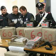 Scoperti in un box di via Melito armi e 300 chili di droga