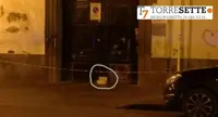 Torre Annunziata - Bomba carta dinanzi a ingresso di un palazzo in corso Umberto I, intervento degli Artificieri