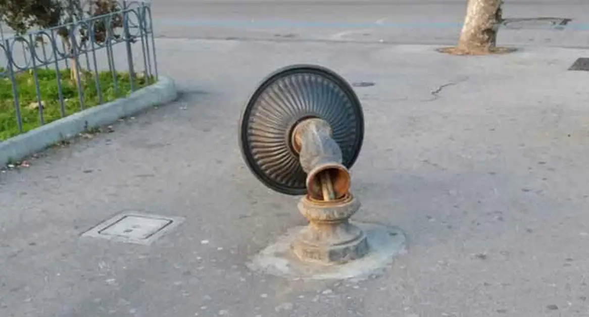 Torre Annunziata - Danneggiata fontanina pubblica in via Marconi