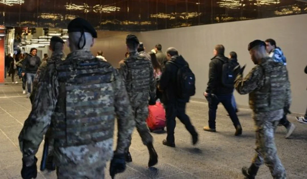 Napoli - Rapinatore arrestato dalla Polizia grazie a intervento dei militari dell'Esercito