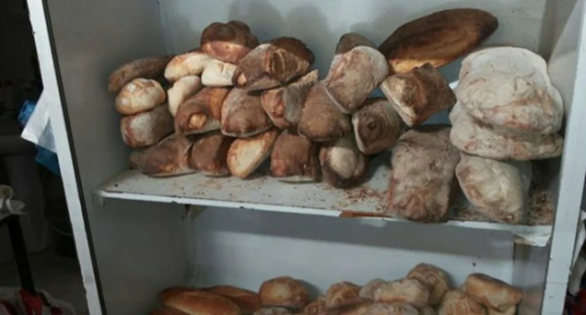 Ercolano - Prodotti alimentari scaduti in una salumeria e pane privo di etichettatura, sanzionata salumeria