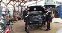 Torre Annunziata - Scoperta officina clandestina di auto rubate: due arresti