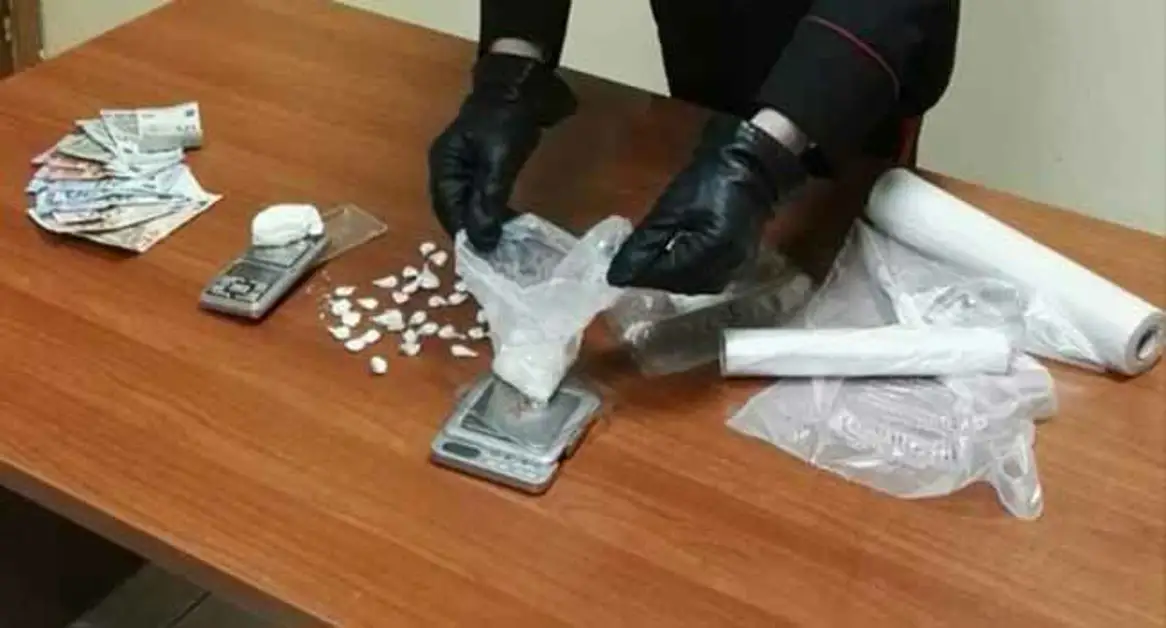 Torre Annunziata - Cocaina nascosta in una intercapedine nel muro del terrazzo, due arresti