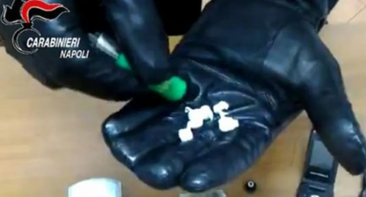 Pomigliano d'Arco (NA) - Spacciava dosi di crack occultandole in un accendino, arrestato 29enne