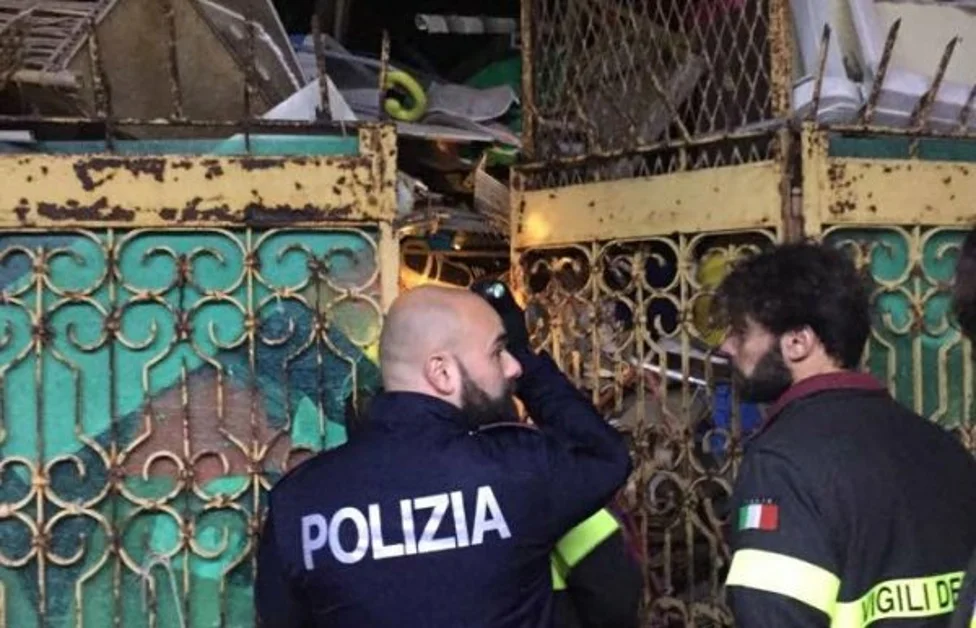 Pozzuoli (NA) - Anziano 90enne rimane schiacciato da crollo oggetti in casa, salvato da Polizia e VV.FF.