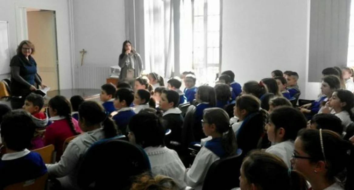 Torre del Greco -  Libro “Universi di versi diversi” distribuito nelle scuole. Ricavato devoluto in beneficenza