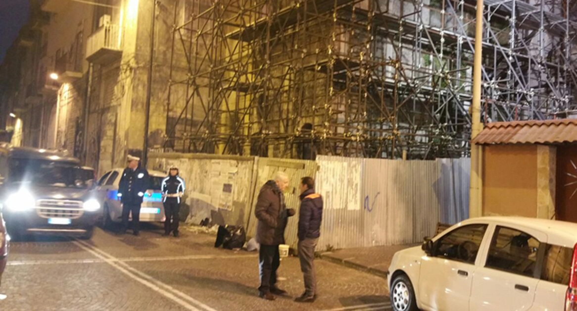 Torre Annunziata - Attimi di paura in piazza Pace, un ragazzo si intrufola in un edificio fatiscente e non esce più