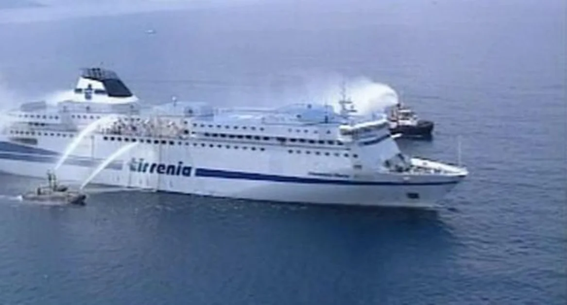 Fiamme sul traghetto Napoli - Palermo