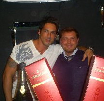 Trecase. Fabiano del G.F. 6 all´inaugurazione di un negozio