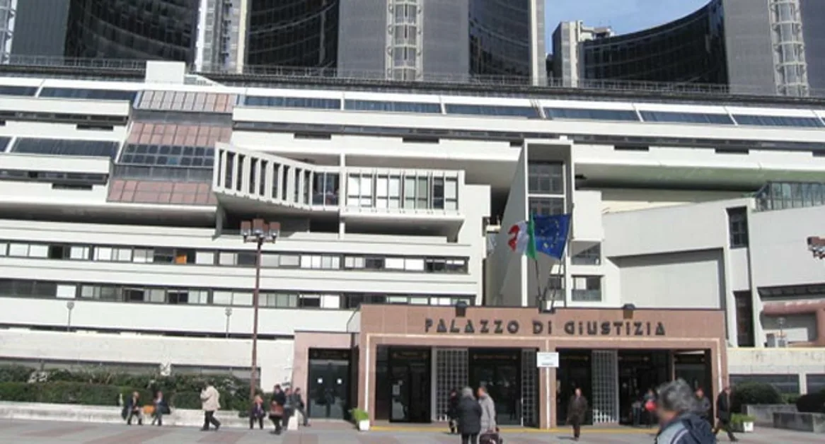 Torre Annunziata - Bombe e droga nella palestra della scuola, scarcerate due donne