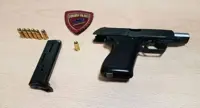 Napoli - Pistola con caricatore trovata dalla Polizia, era stata nascosta sulla ruota posteriore di un'auto