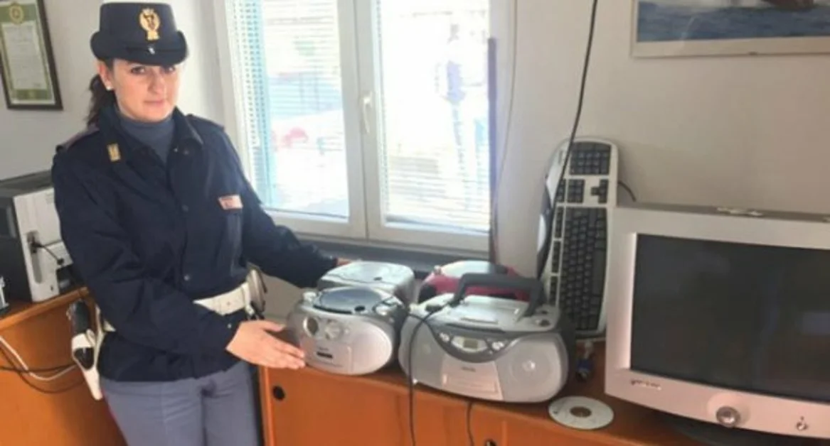 Torre del Greco - Furto alla scuola "Morelli", recuperato parte del materiale rubato