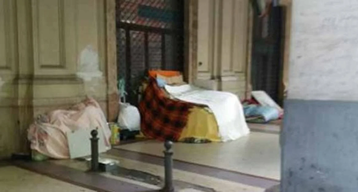 Napoli - Porticati di via Morelli, sgomberati i senza fissa dimora. Saranno aiutati dai Servizi Sociali