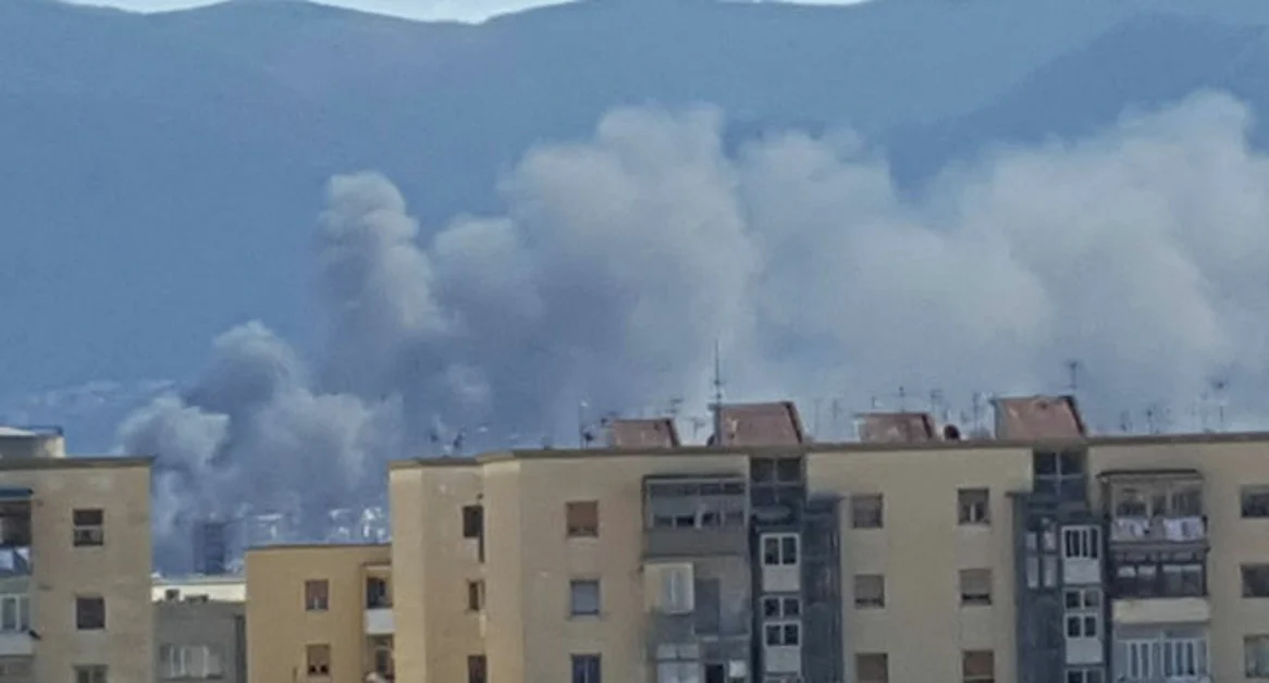 Castellammare - Fiamme in un capannone, fumo nero avvolge la città