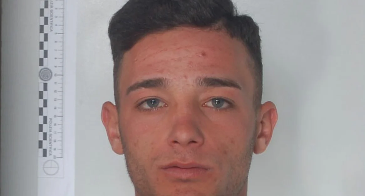 Torre del Greco - Rifiutarono di dargli un passaggio e li aggredì con bottiglia di vetro, arrestato 20enne