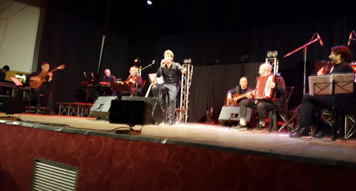 Torre Annunziata - Grande successo  di Gerardo Pinto, cantante allievo di Sergio Bruni,  al teatro Politeama  