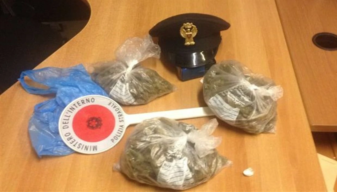 Torre Annunziata - Intercettati al casello autostradale, droga in auto: due arresti