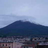 Prima neve sul Vesuvio. Pioggia e buche sull´asfalto in città