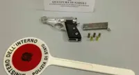 Napoli - Secondigliano, arrestato pregiudicato in possesso di una pistola carica