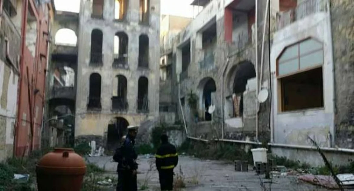 Torre Annunziata - Botole per nascondere latitanti scoperte al Palazzo Fienga