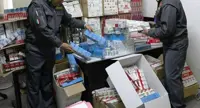 Capua (CE) - Box auto trasformato in deposito di sigarette di contrabbando: maxi sequestro da 200 kg