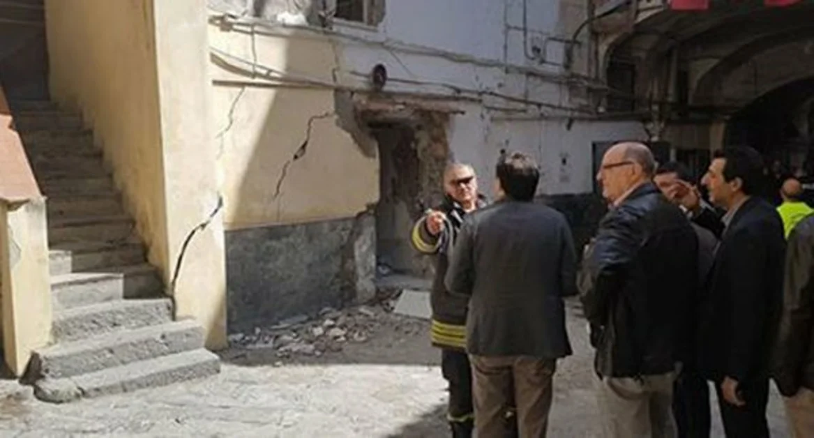 Ercolano - Probabile fuga di gas, esplosione in un'abitazione: ferita anziana