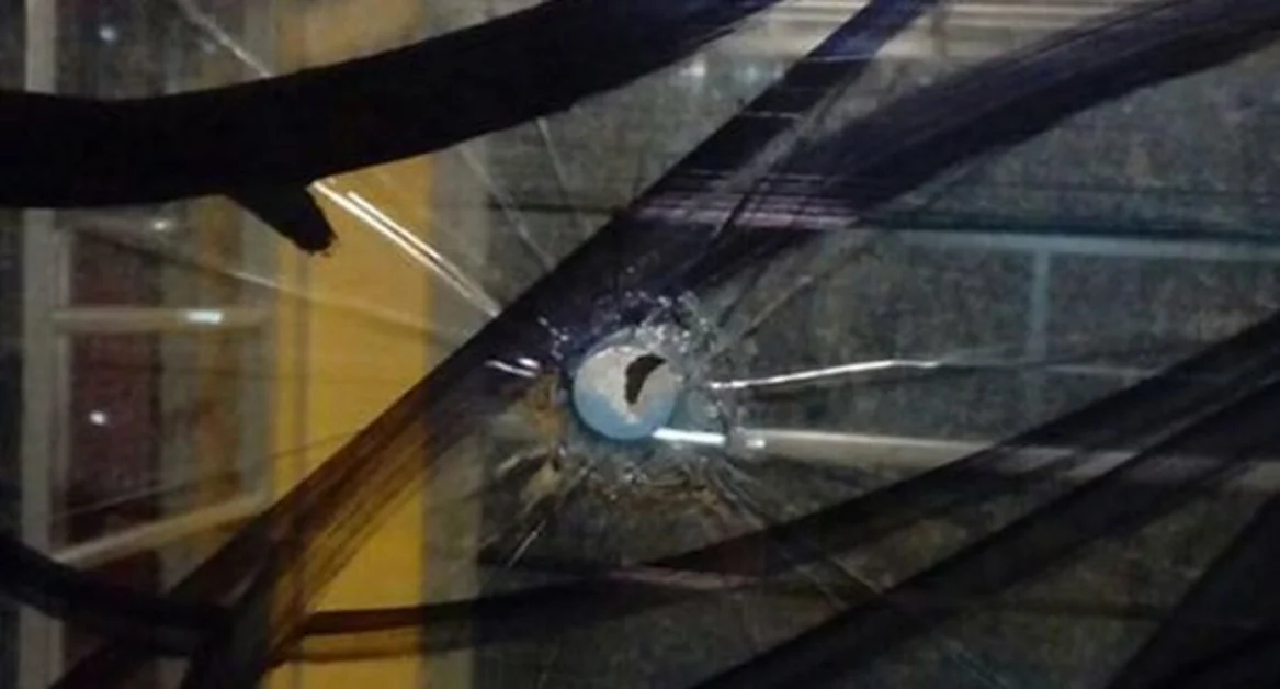 Somma Vesuviana (NA) - Lancio di pietre contro treno Circum in corsa, sfiorata la tragedia