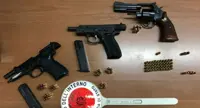 Napoli . Ai domiciliari, trovato con tre pistole in casa: arrestato