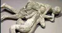 Pompei - L'abbraccio omosessuale in un famoso calco della Casa del Criptoportico agli Scavi