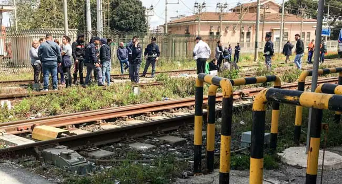 Torre Annunziata - Tragedia al passaggio a livello di via Terragneta, uomo travolto da un treno sui binari
