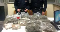 Napoli - A Scampia rinvenuti 13,5 kg di droga in un terreno