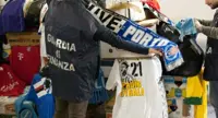 Capi d'abbigliamento squadre di calcio falsi, maxi sequestro a Torino. Prodotti anche in provincia di Napoli