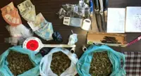 Napoli - Irruzione della Polizia alla ricerca di armi, trovata droga: arrestati due extracomunitari