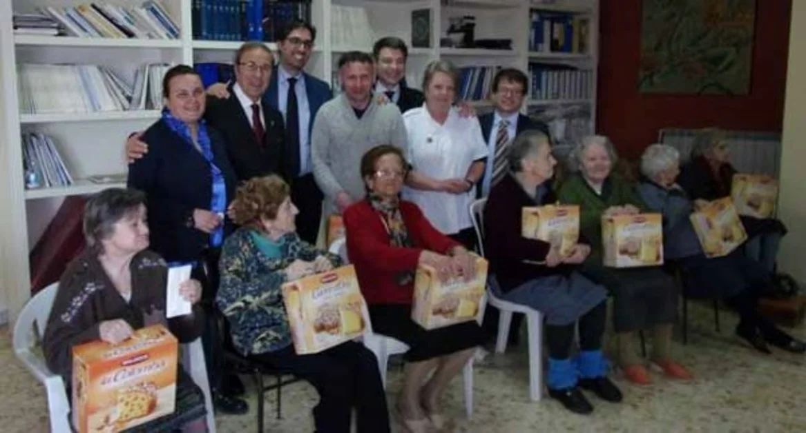 Pompei - L'Associazione Italiana Regina Elena dona colombe pasquali agli anziani della Casa "Borrelli"