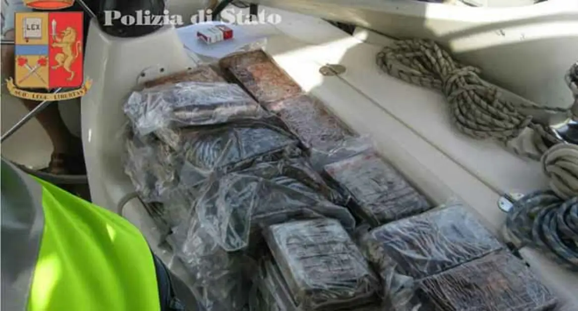 Proprietari di una tabaccheria a Torre Annunziata, importavano droga dal Sud America: arrestati due fratelli