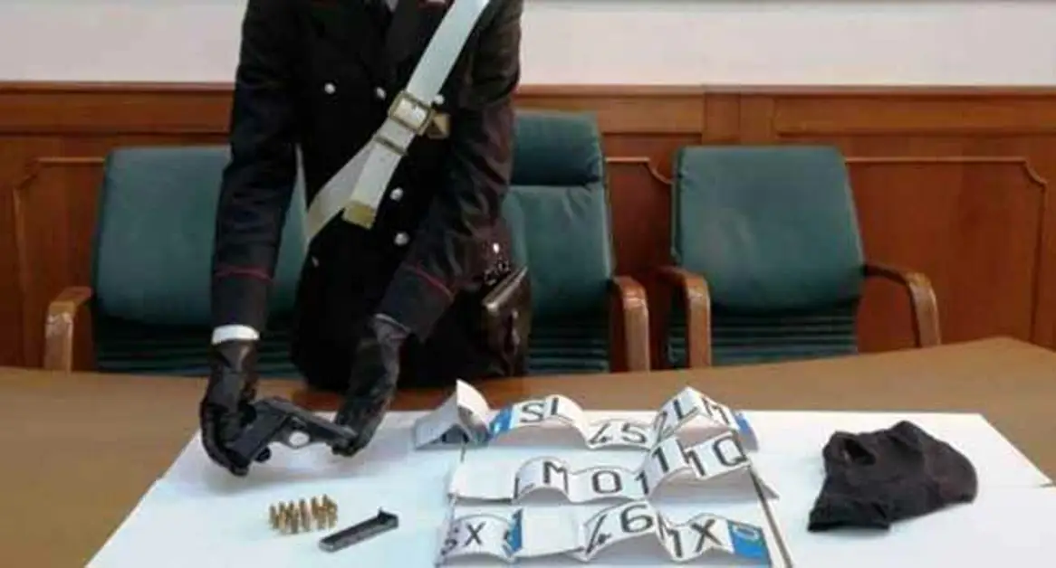 Quarto (NA) - Pistola, passamontagna e targhe adesive contraffatte in auto: due arresti