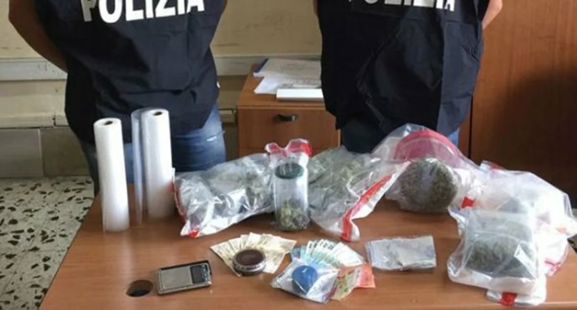 Napoli - Spacciava droga a studenti universitari, in manette 31enne del centro storico