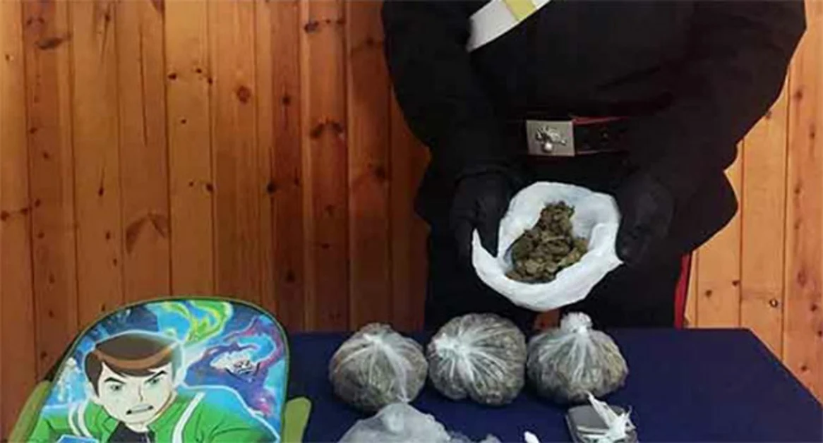 Torre Annunziata - Marijuana in uno zainetto, arrestato 20enne