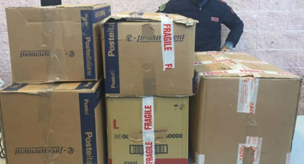 Napoli - "Bancarellari" in fuga, sequestro al mercato di capi contraffatti