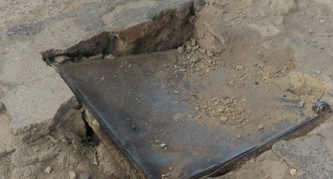 Pompei - Rimozione delle sculture di Mitoraj dagli Scavi, danneggiato solo un tombino