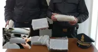 Giugliano (NA) - Sei kg di cocaina trovati in auto abbandonata. La droga nascosta nel vano airbag