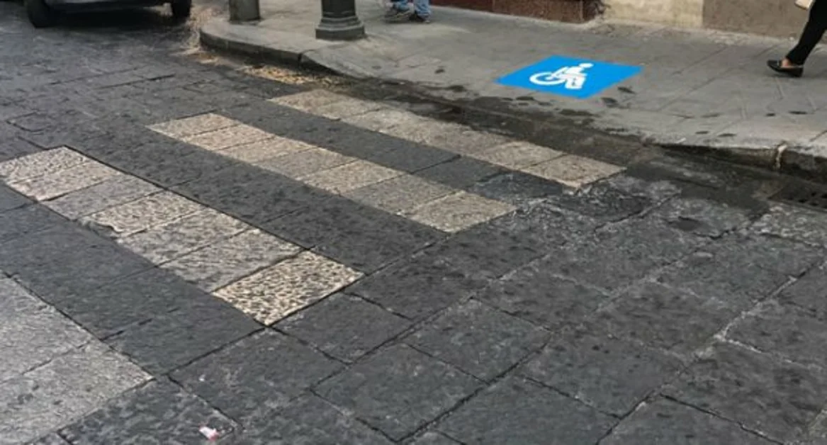 Torre del Greco - Nuova segnaletica in prossimità delle discese per disabili