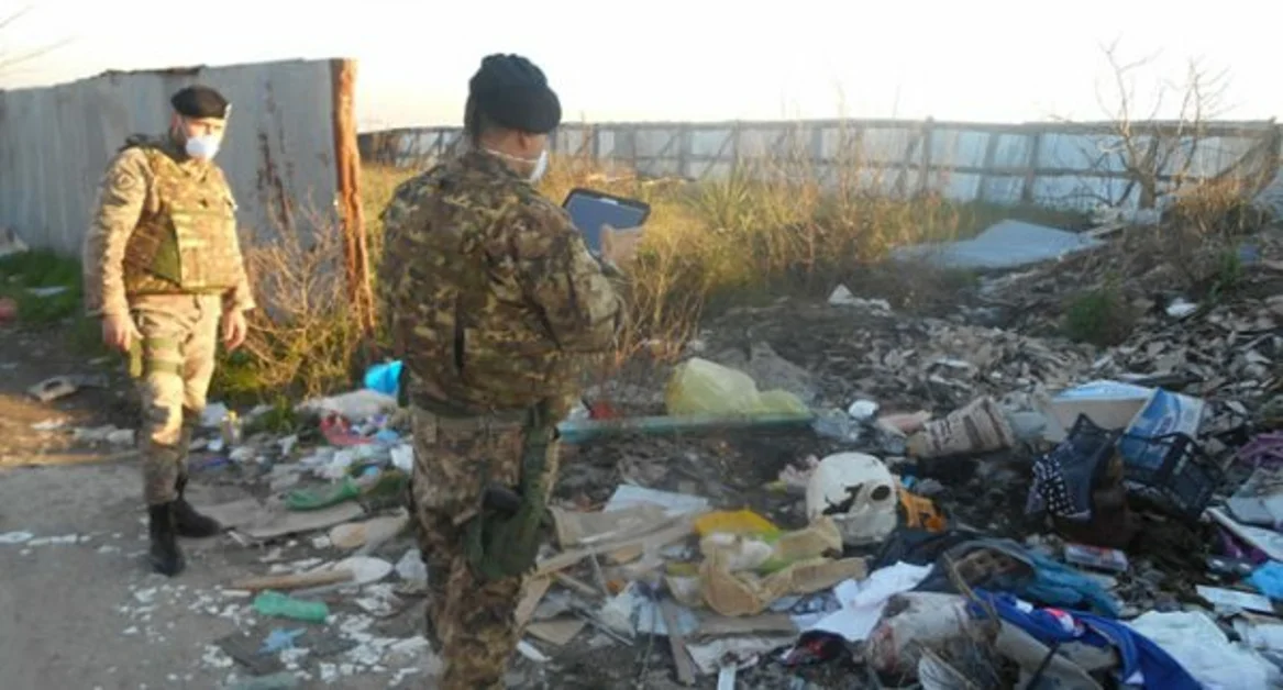 Mondragone (CE) - Sorpreso a sversare scarti da lavorazione edile in strada, sanzionato