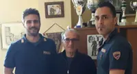 Napoli - Perde soldi pensione in strada, poliziotti li recuperano e glieli consegnano