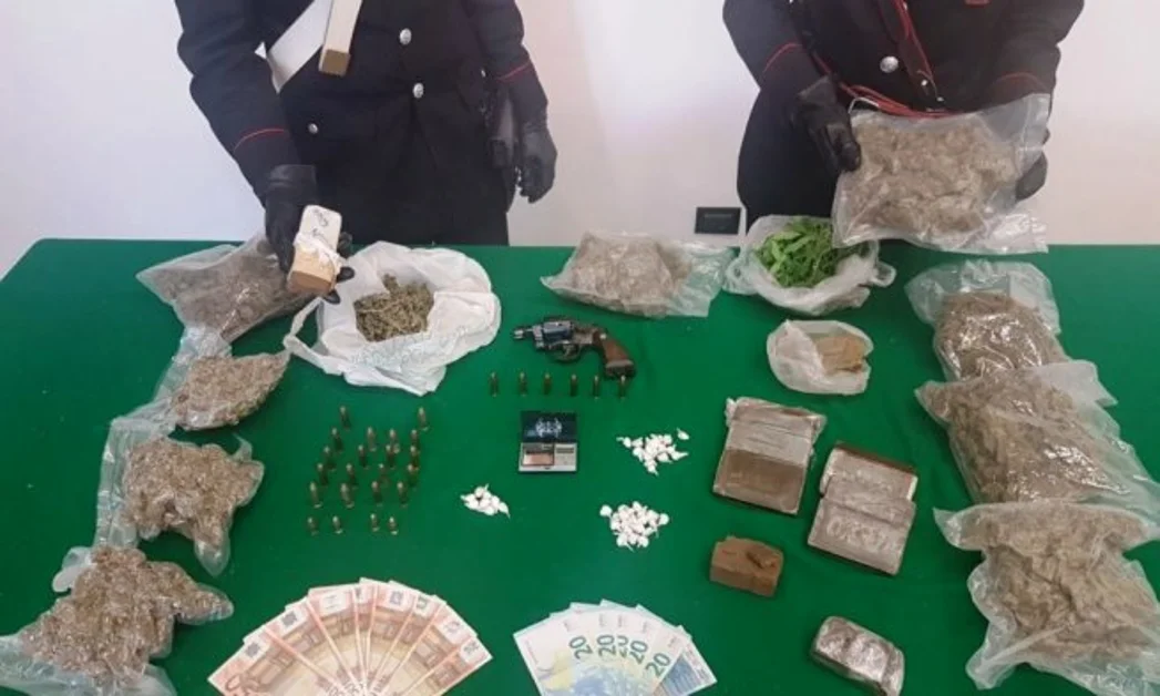 Castellammare - Droga: padre, madre e figlia in manette. Arrestato anche un 33enne con 2 kg di marijuana